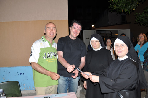 Consegna assegno alla Festa della Famiglia Maggio 2010 1