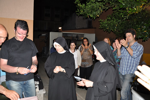 Consegna assegno alla Festa della Famiglia Maggio 2010